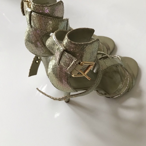 Gold heels sz 7 - Picture 2 of 3